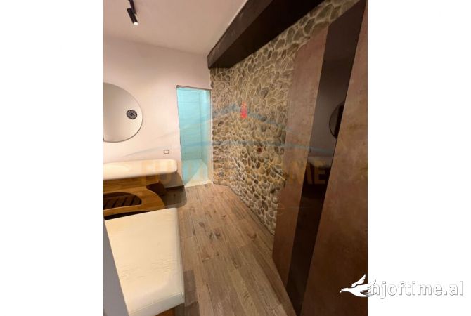 Jepet me Qera, Ambient Biznesi , Petro Nini , Tirane.