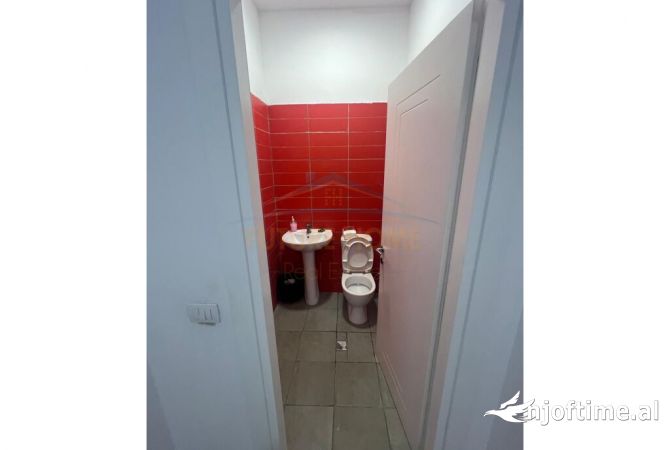 Shitet, Kapanon, ne Autostraden Tirane-Durres, prane Citypark.TIRANE 