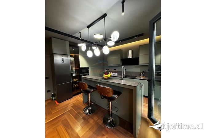 Appartamento in vendita a Tirana 3+1, Arredato
