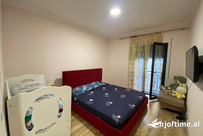 Shtepi ne shitje Apartament ne Tirane, 3+1, Mobilimi E mobiluar, Pagesa 260,000  Euro.