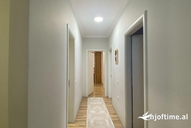 Shtepi ne shitje Apartament ne Tirane, 3+1, Mobilimi E mobiluar, Pagesa 260,000  Euro.