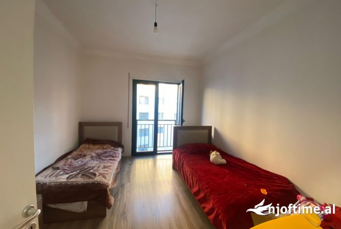 Shtepi ne shitje Apartament ne Tirane, 3+1, Mobilimi E mobiluar, Pagesa 260,000  Euro.