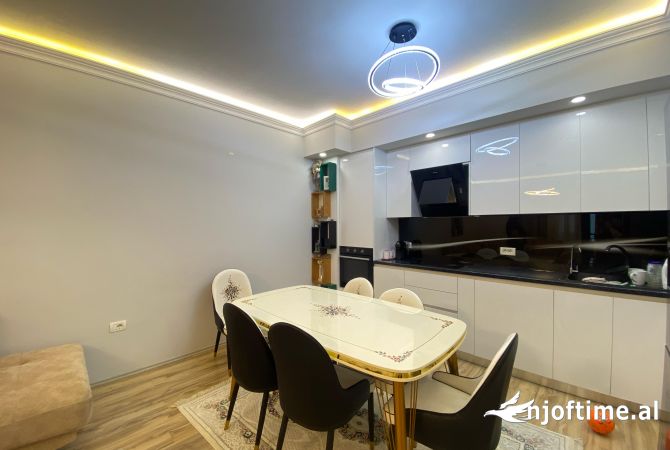 Shtepi ne shitje Apartament ne Tirane, 3+1, Mobilimi E mobiluar, Pagesa 260,000  Euro.