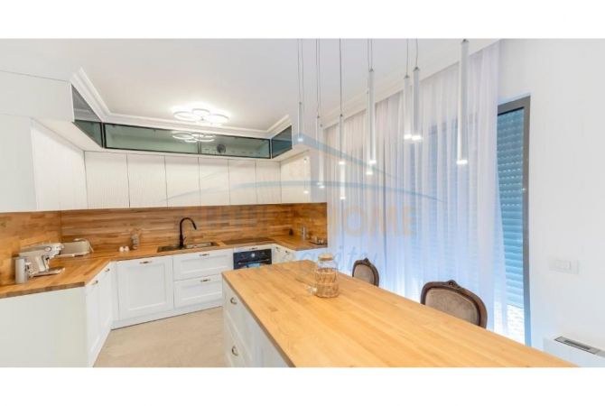 Villa di lusso in vendita a Tirana 4+1, Arredato