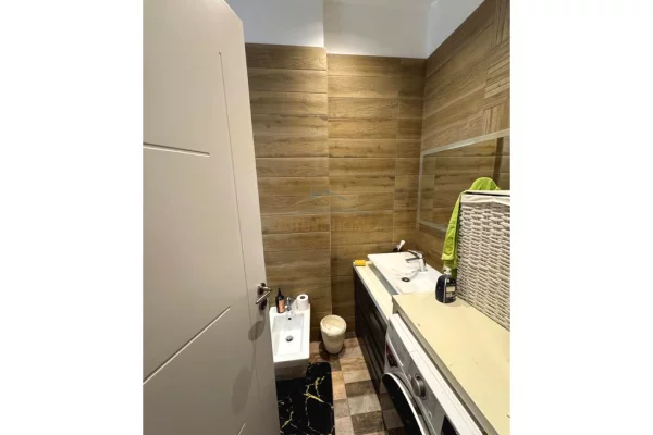 Shtepi ne shitje Apartament ne Tirane, 2+1, Mobilimi E mobiluar, Pagesa 370,000  Euro.