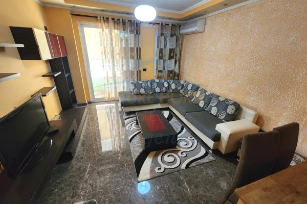 Shtepi me qera Apartament ne Tirane, 2+1, Mobilimi E mobiluar, Pagesa 800  Euro.