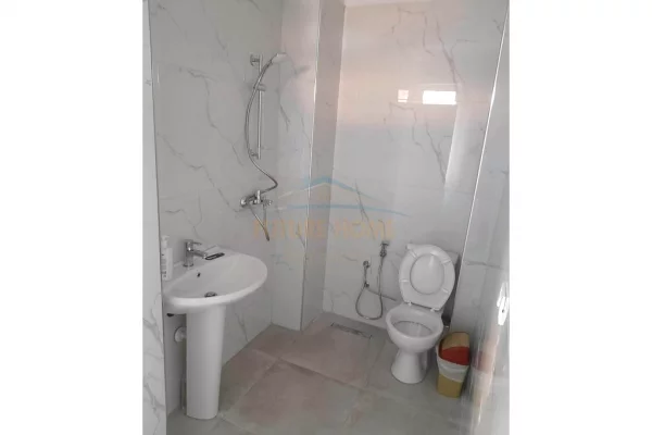 Shtepi me qera Apartament ne Tirane, 2+1, Mobilimi Bosh, pa mobiluar, Pagesa 900  Euro.
