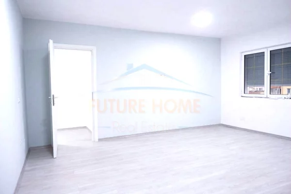 Shtepi me qera Apartament ne Tirane, 2+1, Mobilimi Bosh, pa mobiluar, Pagesa 900  Euro.