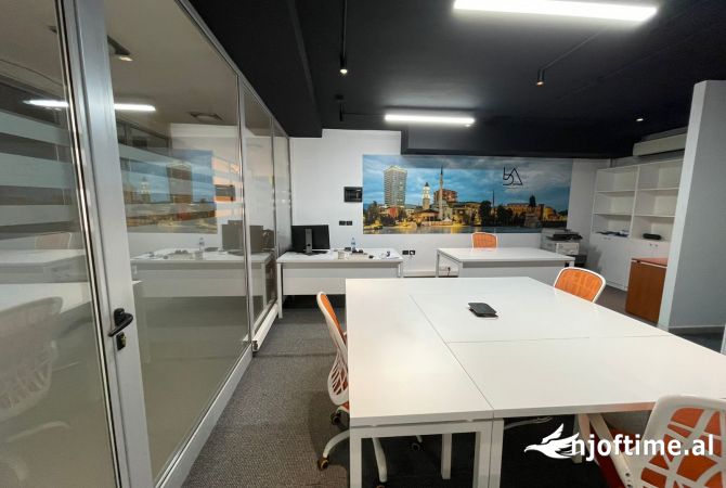 Ambiente Commerciale in Affitto 3+1 a Tirana - 1,100 Euro