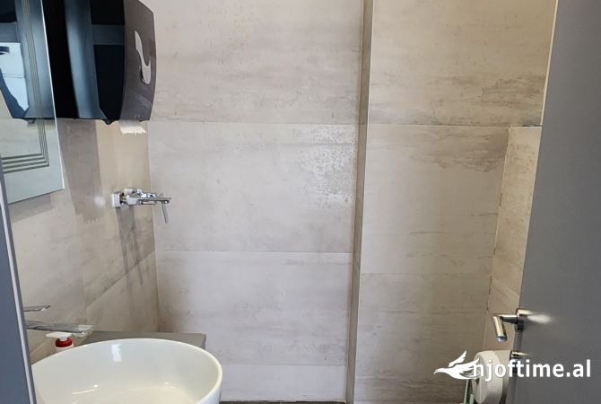 Ambiente Commerciale in Affitto 3+1 a Tirana - 1,200 Euro