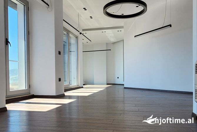 Ambiente Commerciale in Affitto 3+1 a Tirana - 1,200 Euro