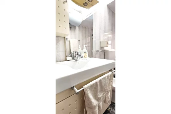 Shtepi me qera Apartament ne Tirane, 2+1, Mobilimi E mobiluar, Pagesa 70,000  Leke.