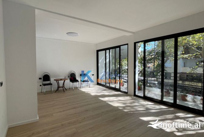Ambiente Commerciale in Affitto 3+1 a Tirana - 1,200 Euro