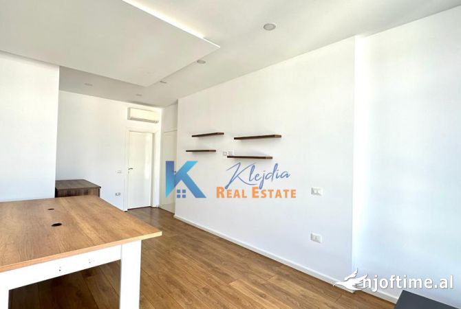 Ambiente Commerciale in Affitto 3+1 a Tirana - 800 Euro