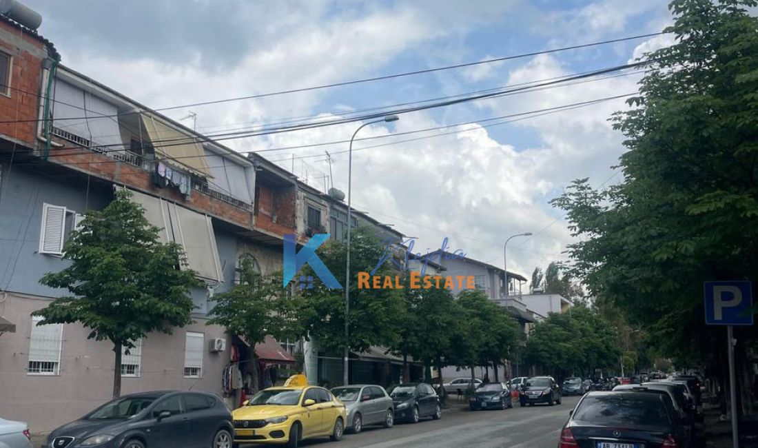 Shitet Apartament 1+1 + Dyqan ne Kombinat!