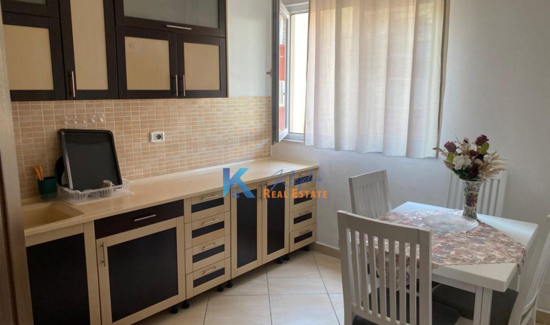 Shtepi me qera Apartament ne Tirane, 3+1, Mobilimi E mobiluar, Pagesa 500  Euro.