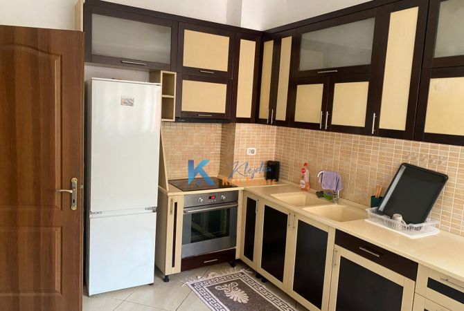 Shtepi me qera Apartament ne Tirane, 3+1, Mobilimi E mobiluar, Pagesa 500  Euro.