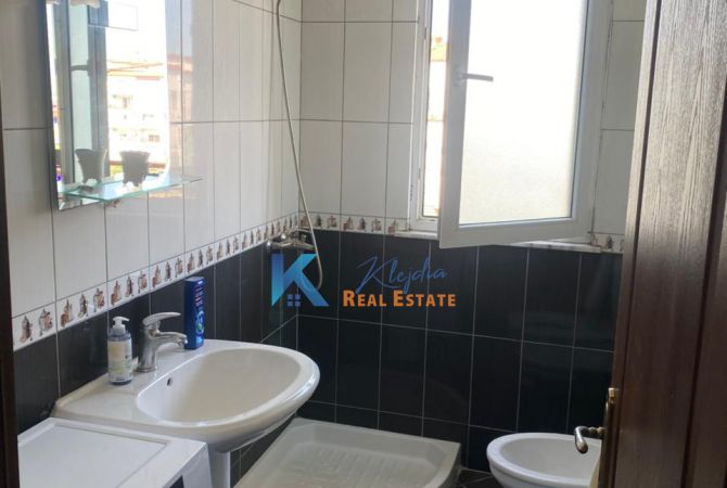 Shtepi me qera Apartament ne Tirane, 3+1, Mobilimi E mobiluar, Pagesa 500  Euro.