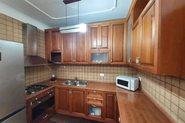 Shtepi me qera Apartament ne Tirane, 1+1, Mobilimi E mobiluar, Pagesa 550  Euro.