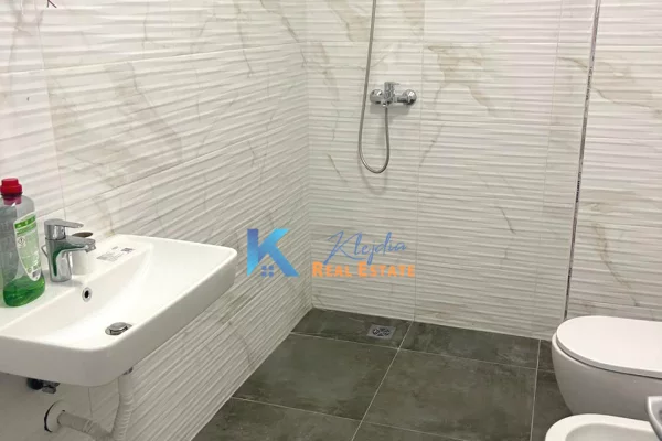 Zyre per qira afer Stacionit te Trenit, fillimi i Bulevardit te Ri