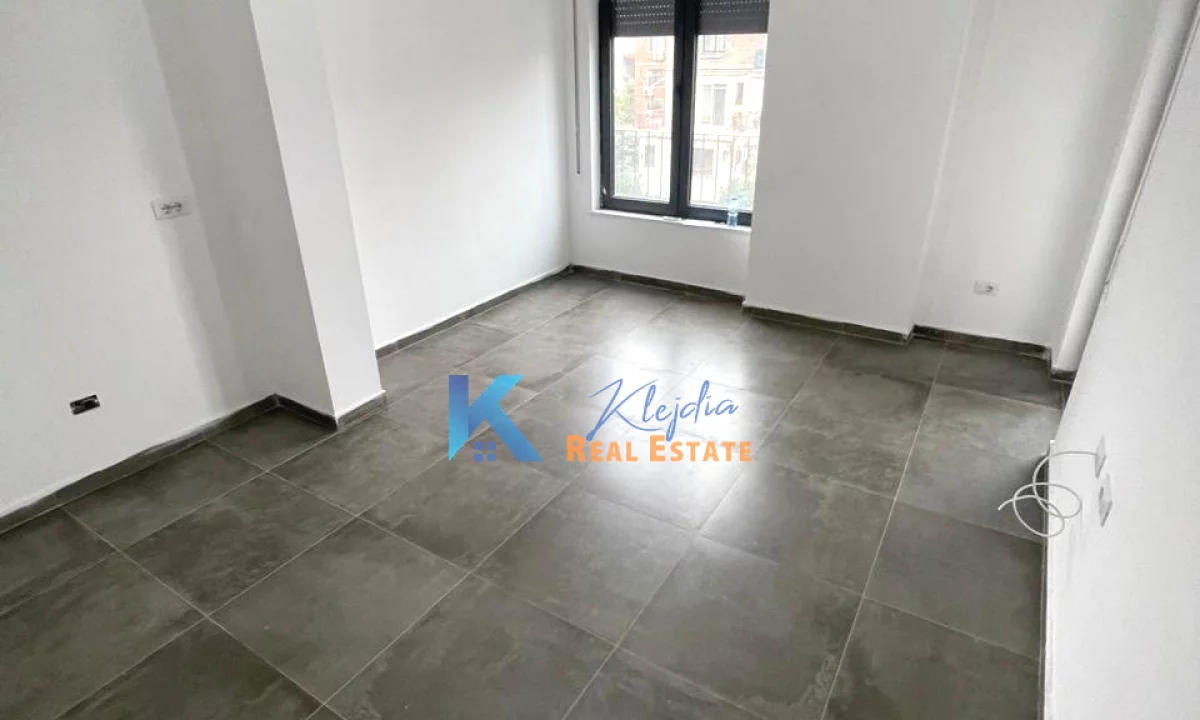 Zyre per qira afer Stacionit te Trenit, fillimi i Bulevardit te Ri