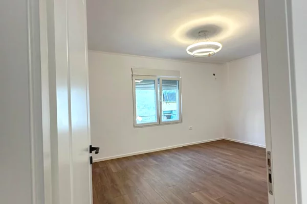 Shtepi ne shitje Apartament ne Tirane, 2+1, Mobilimi Bosh, pa mobiluar, Pagesa 118,000  Euro.