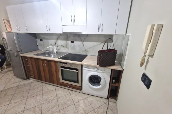 Shtepi me qera Apartament ne Tirane, 1+1, Mobilimi E mobiluar, Pagesa 550  Euro.