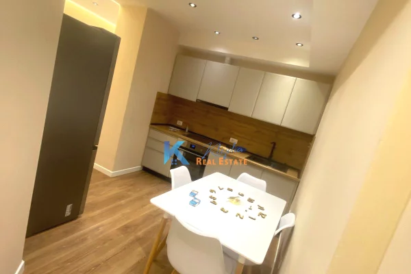 Apartament 1+1 me qira ne qender, prane Kafe Flora