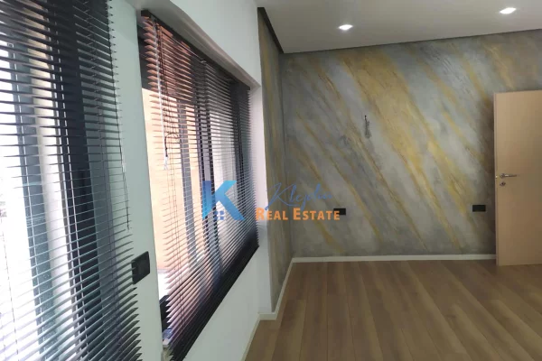 Ambient biznesi me qera 3+1 ne Tirane - 85,000 Leke