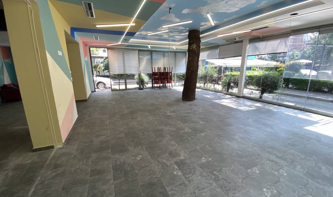 Ambjent me qera, buze rruge📍21 Dhjetori , Bosh , 💶Cmimi 1500Euro netto ne varsi te biznesit i disk 