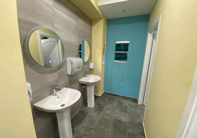 Ambjent me qera, buze rruge📍21 Dhjetori , Bosh , 💶Cmimi 1500Euro netto ne varsi te biznesit i disk 