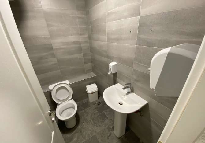 Ambjent me qera, buze rruge📍21 Dhjetori , Bosh , 💶Cmimi 1500Euro netto ne varsi te biznesit i disk 