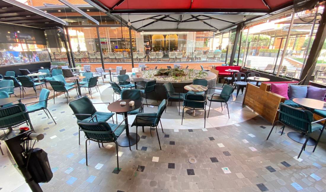 Jepet me qera ambjent biznesi  Kati 0  Siperfaqe 75 m2  Lartesia 4.2 m2  Cmimi : 750Euro neto