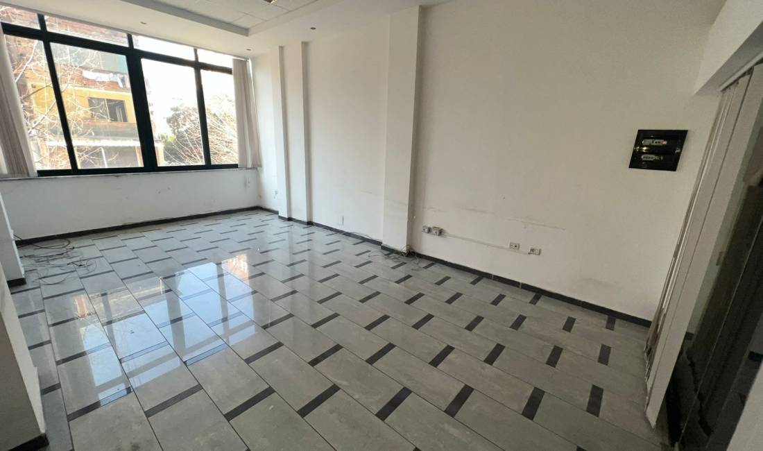 Qera,ambient per zyre me tualet ,40m2 ,Kati 2 ,Me kondicioner: 35.000 leke,📍21 Dhjetori 