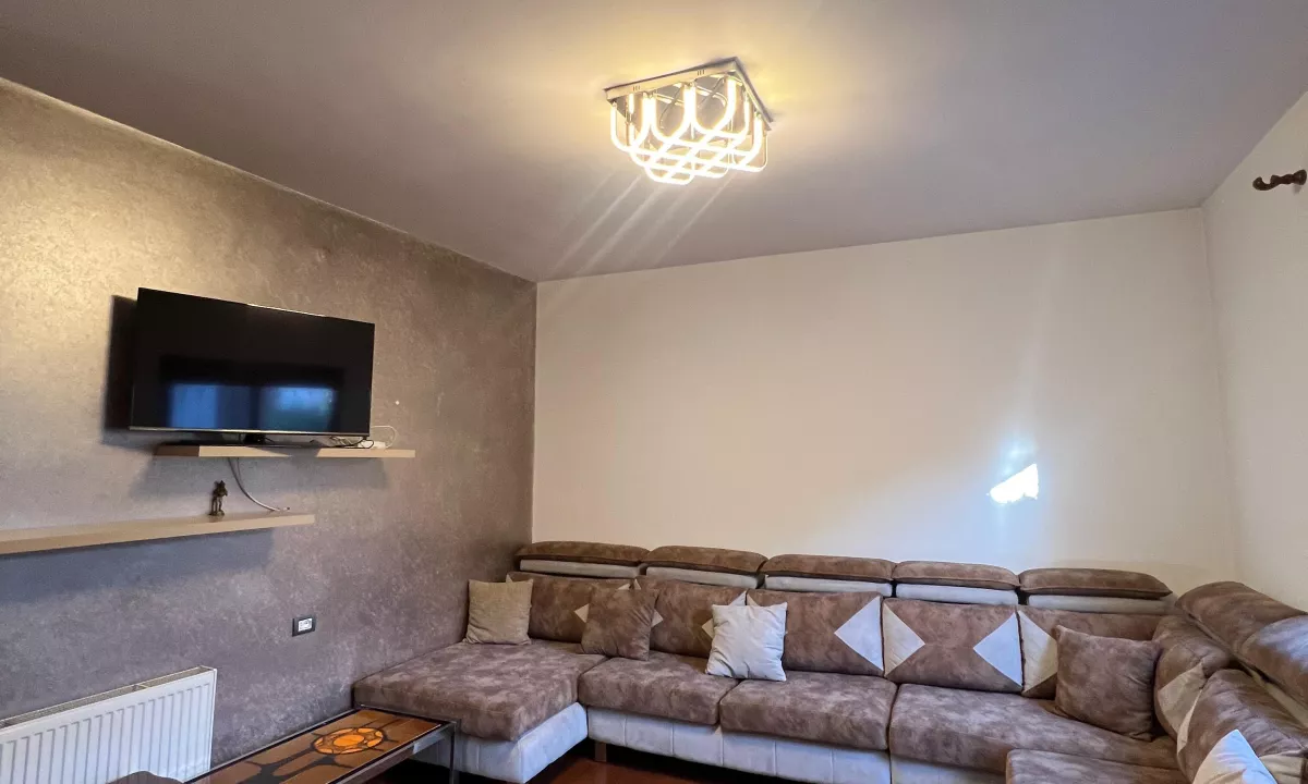 Shtepi me qera Apartament ne Tirane, 2+1, Mobilimi E mobiluar, Pagesa 550  Euro.