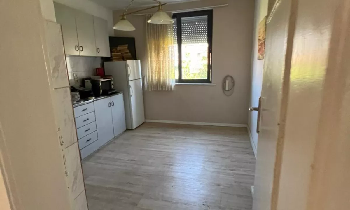 Shtepi ne shitje Apartament ne Tirane, 2+1, Mobilimi Pjeserisht e mobiluar, Pagesa 160,000  Euro.