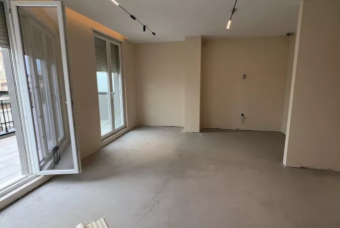 🏢Shitet Apartament Lux 2+1+2+Verande rrethuese + 2🅿  📍Rruga Petro Nini Luarasi 