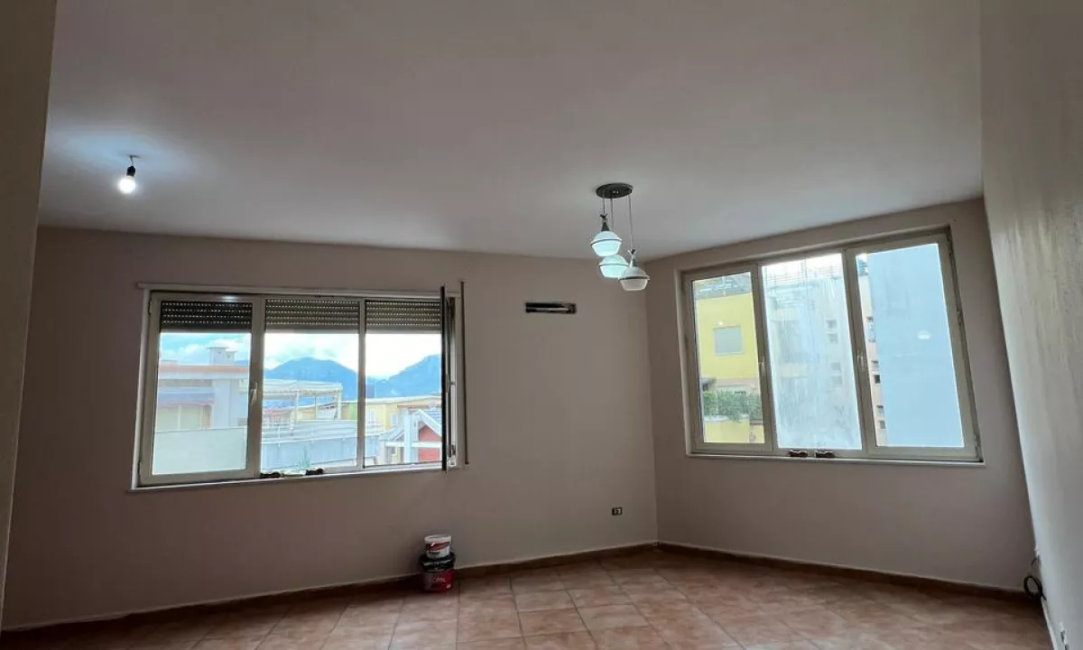 Shtepi me qera Apartament ne Tirane, 2+1, Mobilimi Bosh, pa mobiluar, Pagesa 550  Euro.