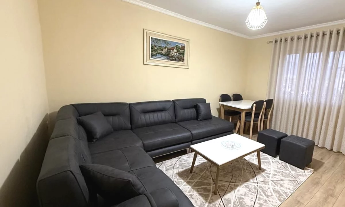 Shtepi me qera Apartament ne Tirane, 2+1, Mobilimi E mobiluar, Pagesa 660  Euro.