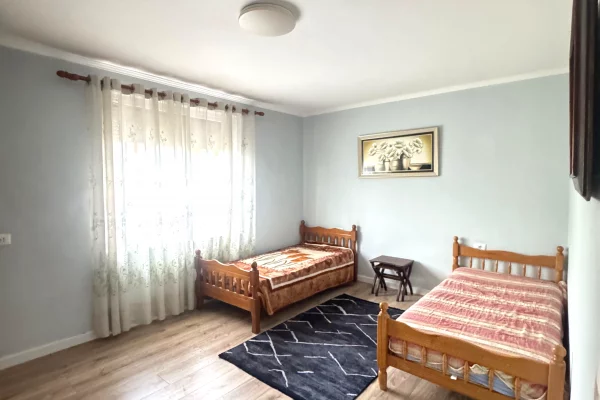 Shtepi ne shitje Apartament ne Tirane, 2+1, Mobilimi E mobiluar, Pagesa 128,000  Euro.