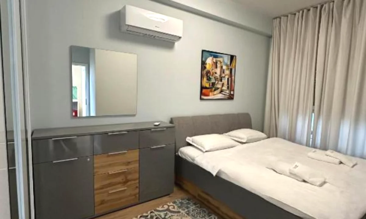 Shtepi ne shitje Apartament ne Tirane, 2+1, Mobilimi E mobiluar, Pagesa 135,000  Euro.