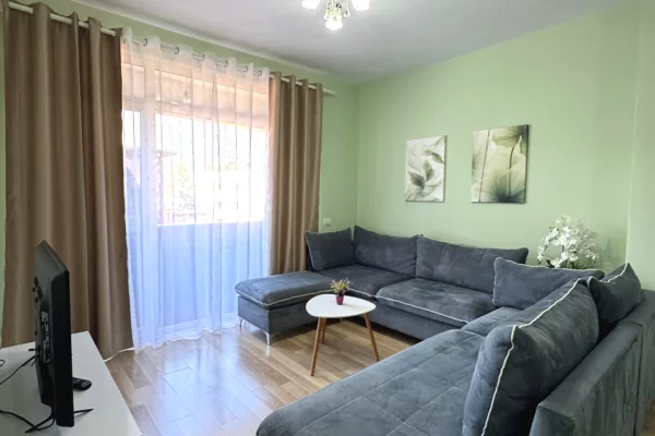 Jepet me Qera 1+1 Qendër, Përballë Toptanit  