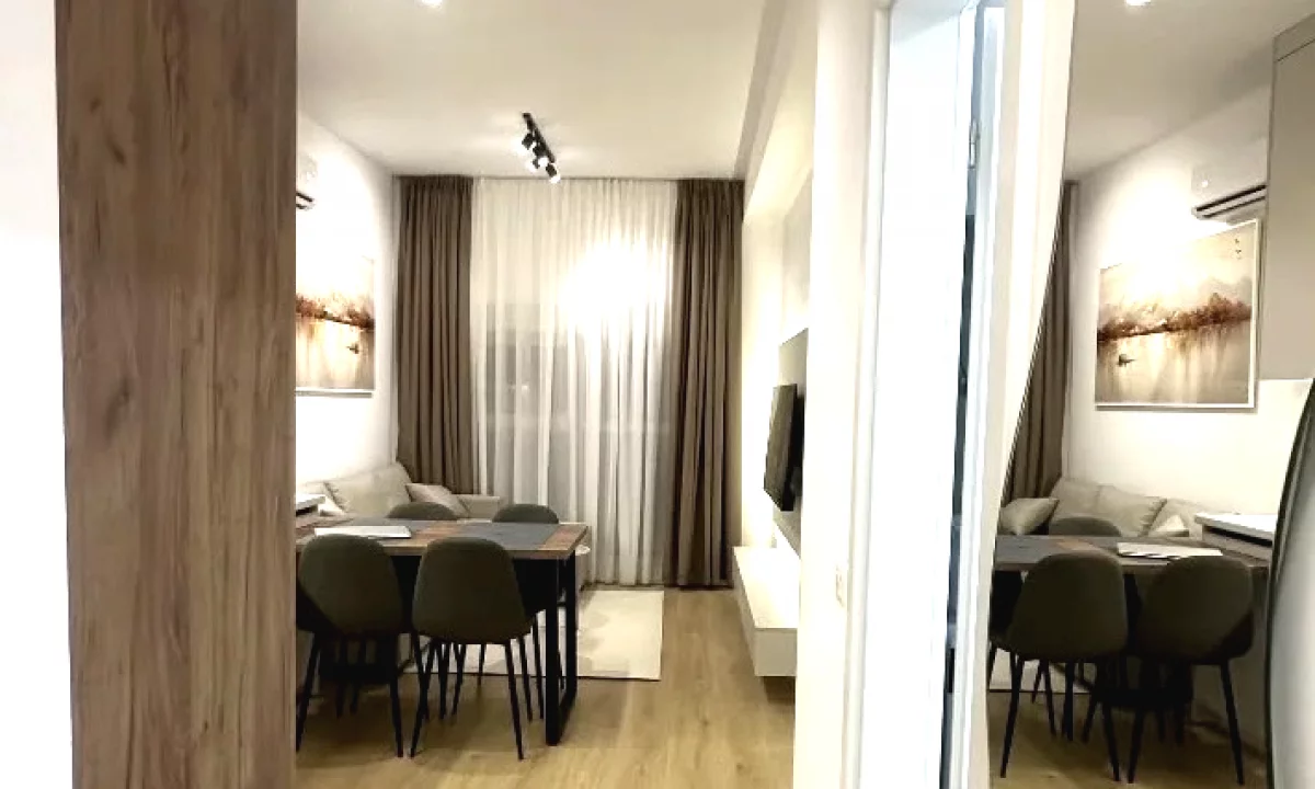 Shtepi me qera Papafingo(kati i catise) ne Tirane, 1+1, Mobilimi E mobiluar, Pagesa 449  Euro.