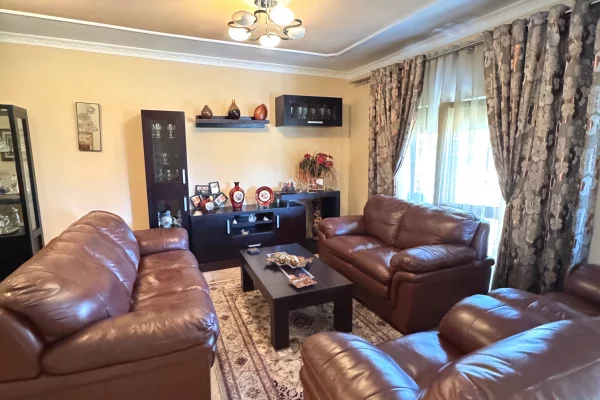 Shtepi me qera 2+1 ne Tirane - 450 Euro