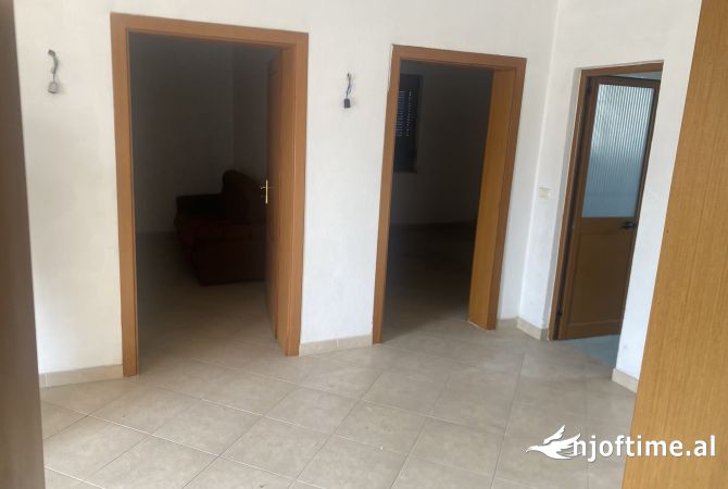 Shtepi ne shitje Shtepi Private ne Tirane, 4+1, Mobilimi Pjeserisht e mobiluar, Pagesa 155,000  Euro.