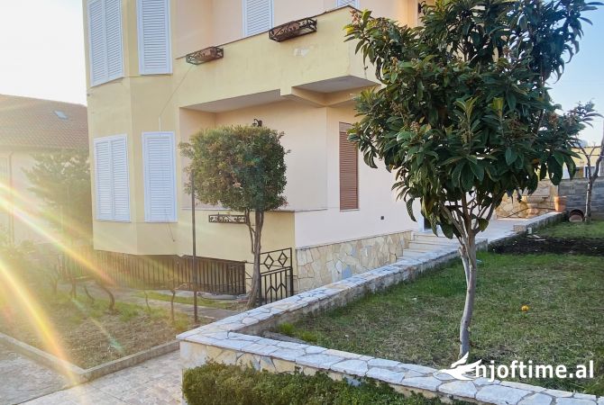 Shtepi ne shitje Vila Luksoze ne Tirane, 4+1, Mobilimi E mobiluar, Pagesa 190,000  Euro.