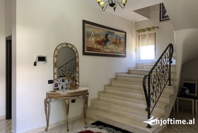 Shtepi ne shitje Vila Luksoze ne Tirane, 4+1, Mobilimi E mobiluar, Pagesa 190,000  Euro.