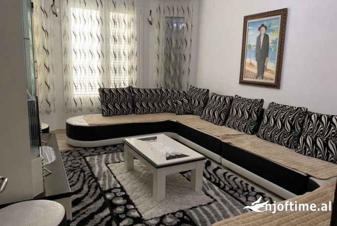 Shtepi ne shitje Vila Luksoze ne Tirane, 4+1, Mobilimi E mobiluar, Pagesa 190,000  Euro.