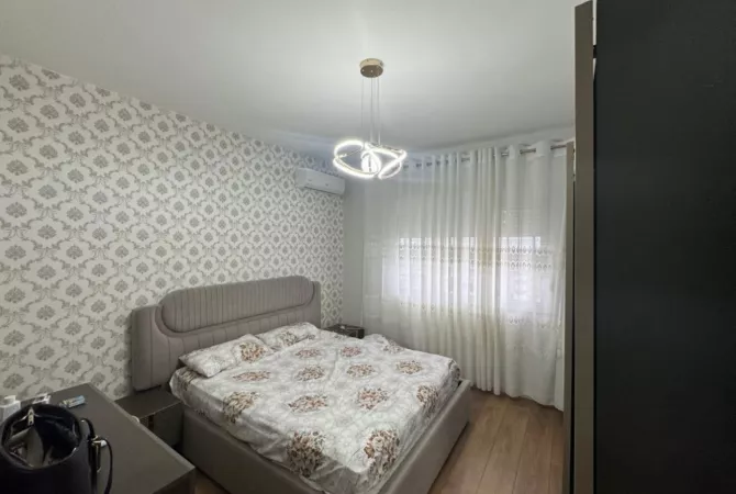 Shtepi ne shitje Apartament ne Tirane, 2+1, Mobilimi E mobiluar, Pagesa 160,000  Euro.