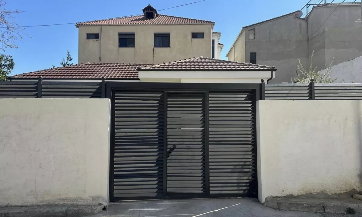 Shtepi ne shitje Shtepi Private ne Tirane, 2+1, Mobilimi E mobiluar, Pagesa 280,000  Euro.